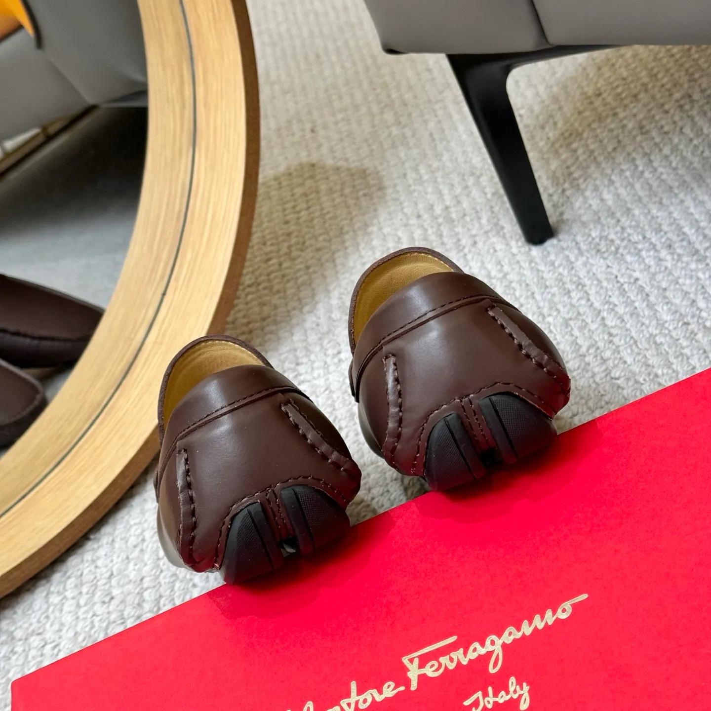 Men's men's shoes 💰420 (Yangli) Ferragamo 〰Ferragamo 2⃣️0⃣️2⃣️5️⃣ New series 👊🏻 Upper 🇮🇹 Italian imported calfskin, original outsole molding. Water-dyed sheepskin lining. The identity of every successful man is set off, and the upper and lower shoes are elegant and stable🚶🏻🚶🏻The high-end custom counter original replica is an eternal classic🔍️Number of codes: 38-46 with counter packaging
